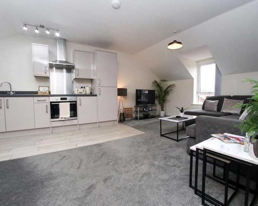 Luxe Living Guest House-Sleeps 6-Private Parking-Free Wifi-Beach-City Swansea Bagian luar foto