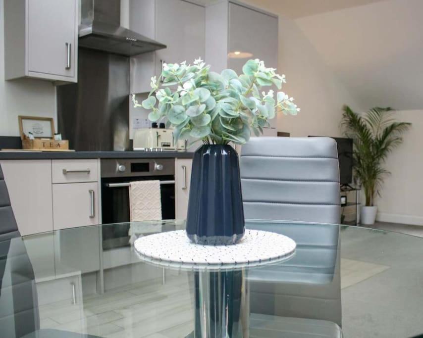 Luxe Living Guest House-Sleeps 6-Private Parking-Free Wifi-Beach-City Swansea Bagian luar foto