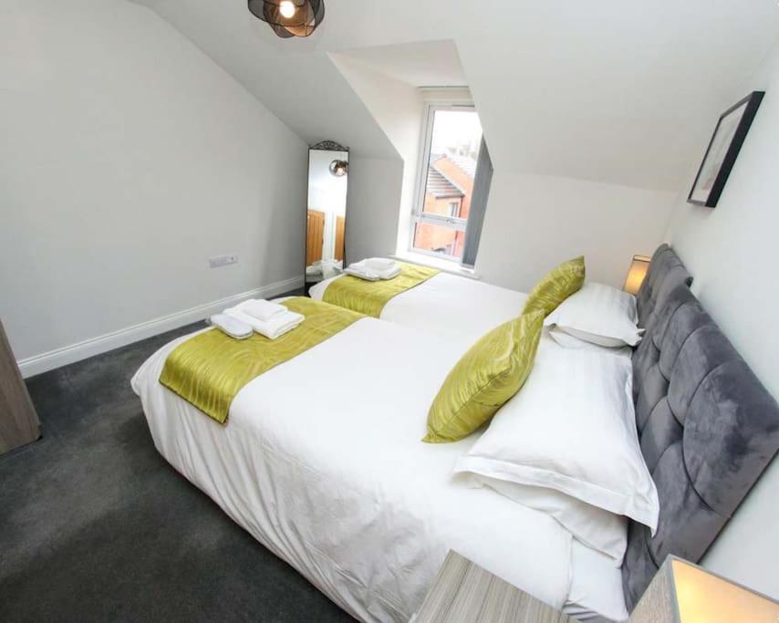 Luxe Living Guest House-Sleeps 6-Private Parking-Free Wifi-Beach-City Swansea Bagian luar foto