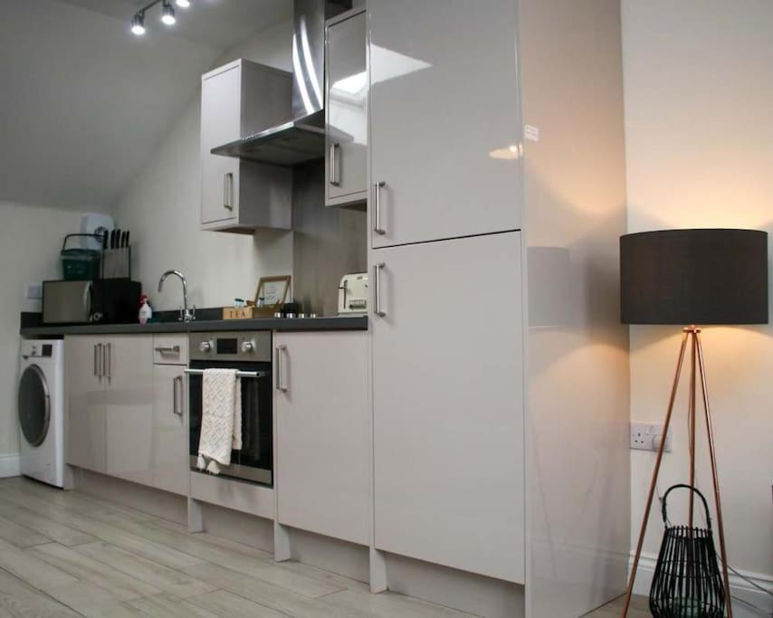 Luxe Living Guest House-Sleeps 6-Private Parking-Free Wifi-Beach-City Swansea Bagian luar foto