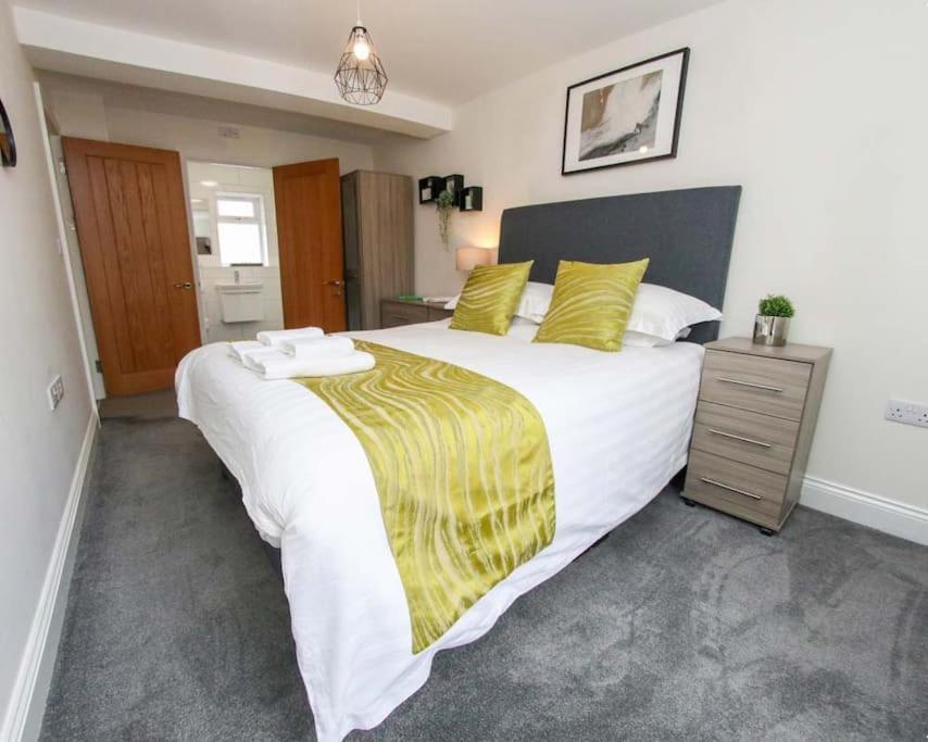 Luxe Living Guest House-Sleeps 6-Private Parking-Free Wifi-Beach-City Swansea Bagian luar foto