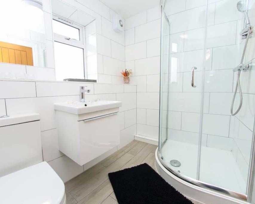 Luxe Living Guest House-Sleeps 6-Private Parking-Free Wifi-Beach-City Swansea Bagian luar foto