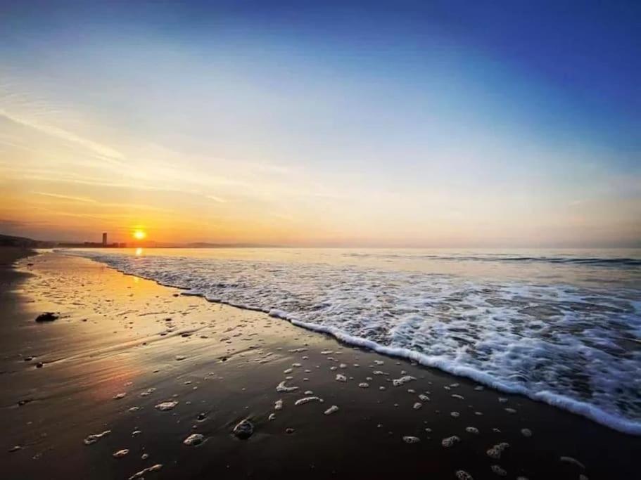 Luxe Living Guest House-Sleeps 6-Private Parking-Free Wifi-Beach-City Swansea Bagian luar foto