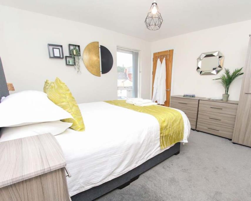 Luxe Living Guest House-Sleeps 6-Private Parking-Free Wifi-Beach-City Swansea Bagian luar foto